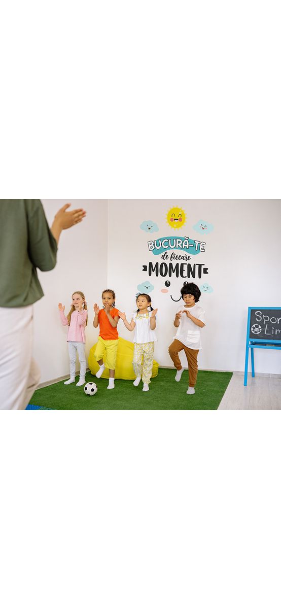 Sticker cu mesaj 'Bucură-te de fiecare moment', decorațiune pentru școli și grădinițe sau camera copiilor, 100x100 cm, racletă de aplicare inclusă