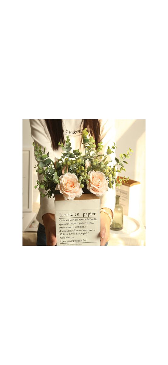 Buchet flori artificiale cu trandafiri champagne şi plante eucalipt, 38 cm înălţime