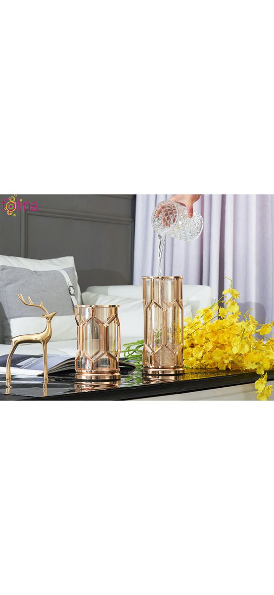 Vază decorativă din sticlă cu suport metalic auriu, Grid Iron, pentru flori sau lumânări, 20 cm înălţime