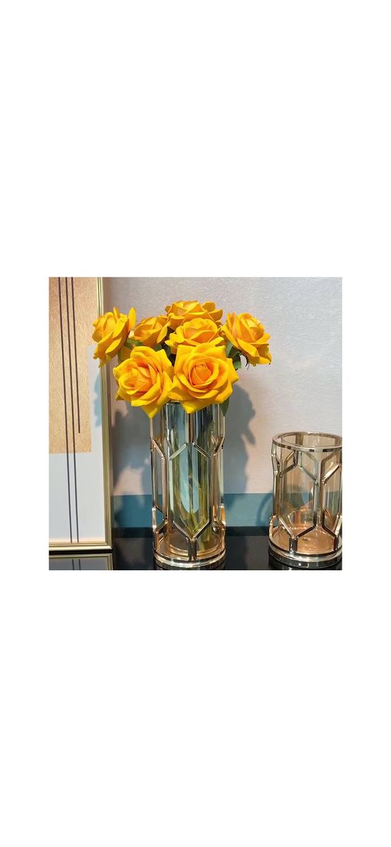Vază decorativă din sticlă cu suport metalic auriu, Grid Iron, pentru flori sau lumânări, 20 cm înălţime