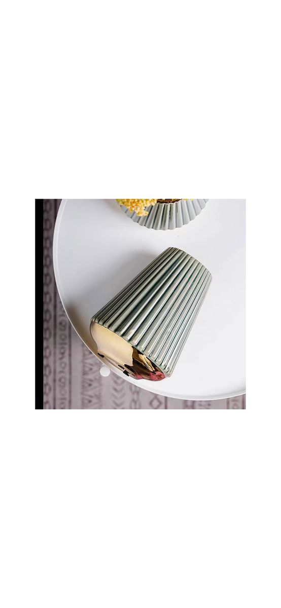 Vază ceramică cu detalii aurii, design elegant, 19 cm înălţime