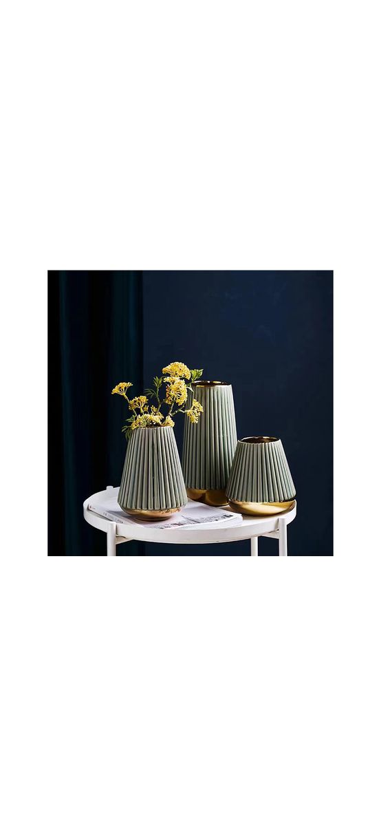 Vază ceramică cu detalii aurii, design elegant, 26 cm înălţime